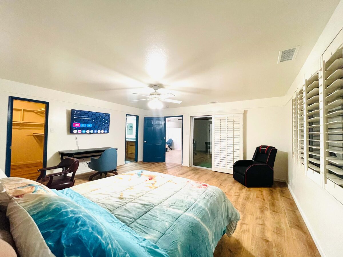 Spacious master-style private room